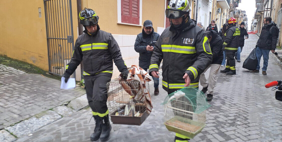 Coi pompieri nella zona rossa, a Niscemi si recuperano i ricordi