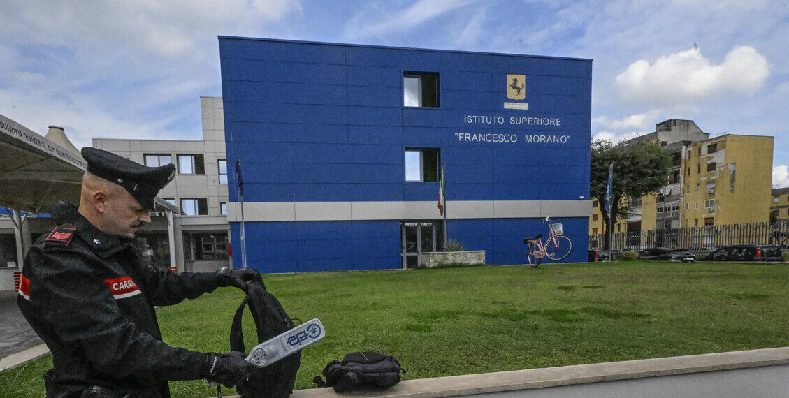 Metal detector nelle scuole, firmata la circolare da Valditara e Piantedosi