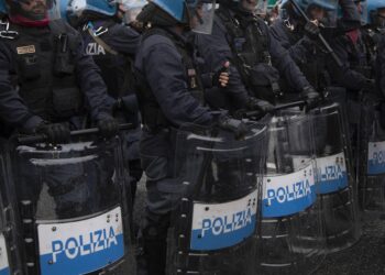 Agenti sotto processo solo su richiesta del ministro: ddl di Fratelli d’Italia, poi la marcia indietro