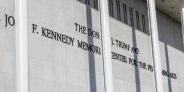 Trump chiude per 2 anni il Kennedy Center per lavori