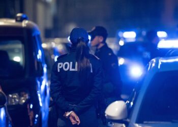 Tenta di sottrarre bimba alla madre in un supermercato, arrestato