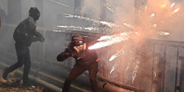 A Torino guerriglia per Askatasuna, Meloni: ‘Colpito lo Stato’