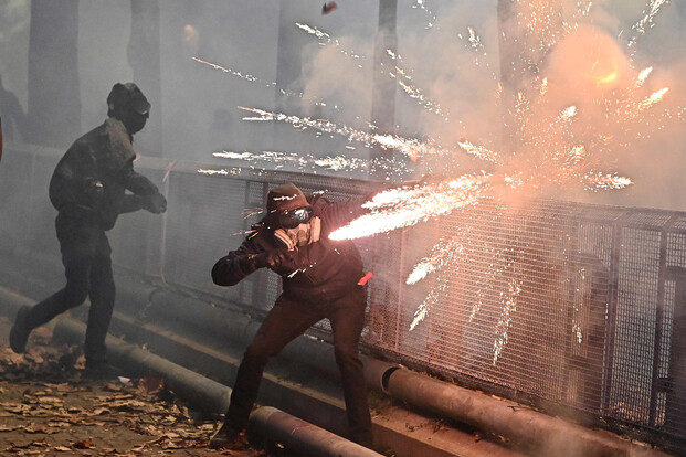 A Torino guerriglia per Askatasuna, Meloni: ‘Colpito lo Stato’