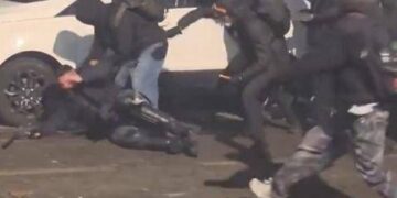 Torino, chi è l’agente aggredito nel corteo per Askatasuna