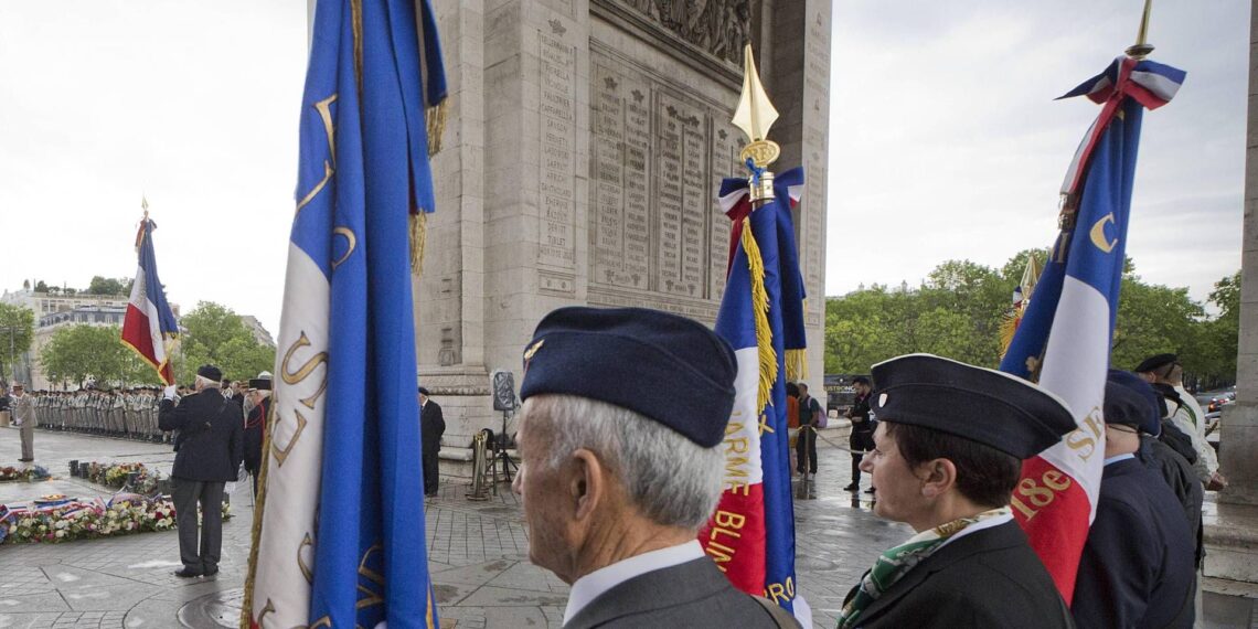 Francia, polizia uccide uomo armato di coltello all’Arc de Triomphe. Macron: “Attacco terroristico”