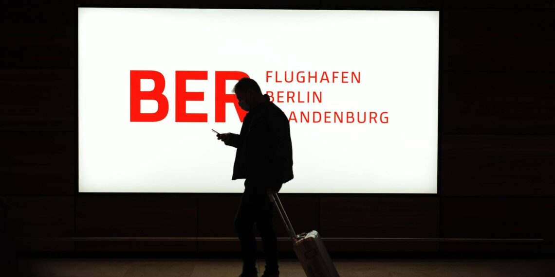 Voli sospesi per ghiaccio all’aeroporto internazionale di Berlino