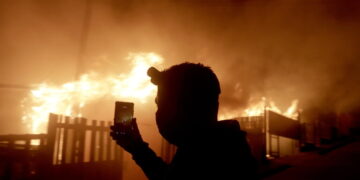 Cile, allerta rossa per incendi tra Valparaíso e Santiago