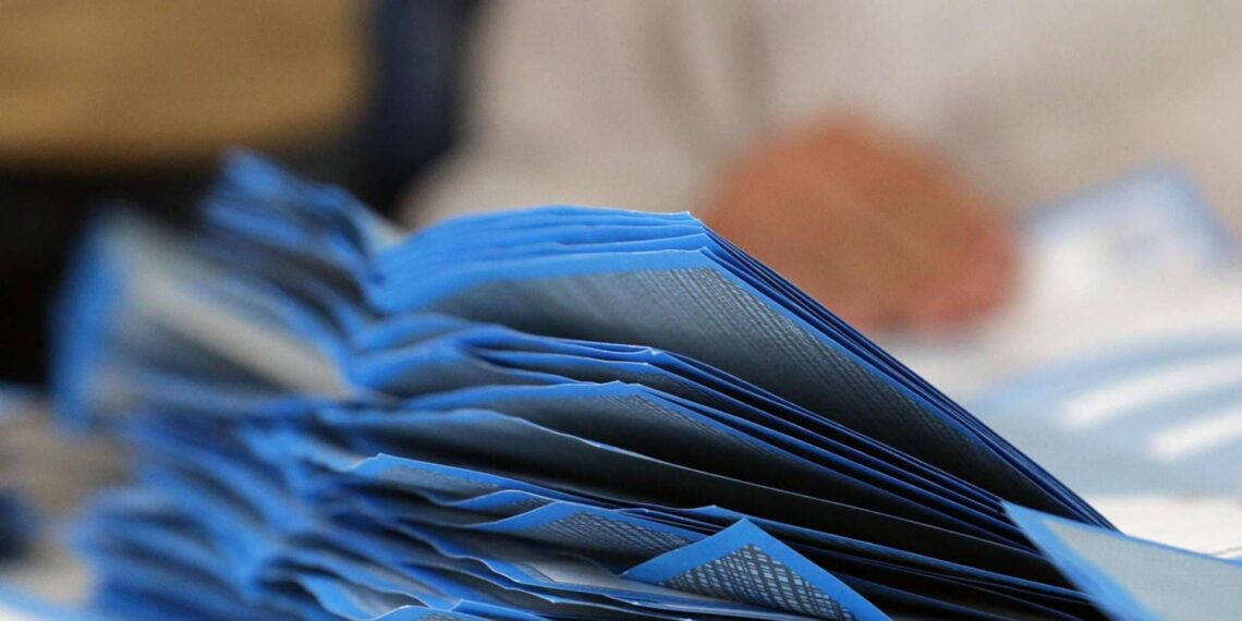 Sondaggio elezioni, centrodestra e centrosinistra quasi pari