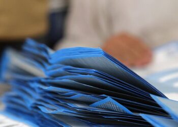 Sondaggio elezioni, centrodestra e centrosinistra quasi pari