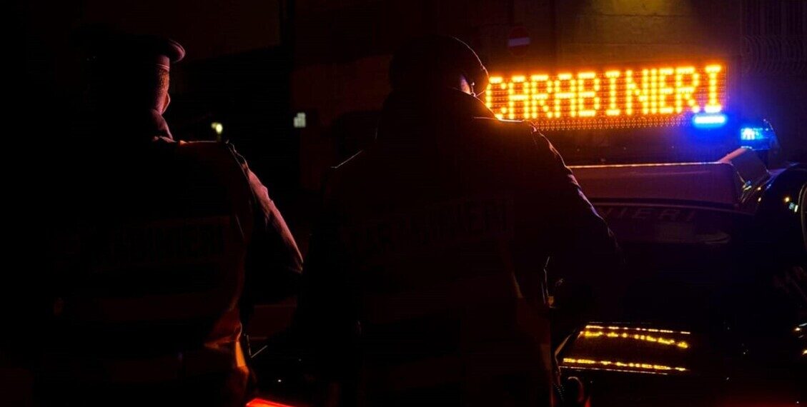 Aggredisce con un coltello la compagna davanti al figlio di 10 anni