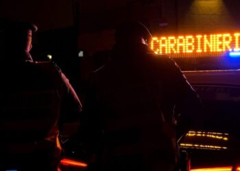 Aggredisce con un coltello la compagna davanti al figlio di 10 anni