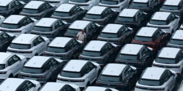 Crisi auto, -25% per benzina e diesel in Italia: le elettriche conquistano il mercato