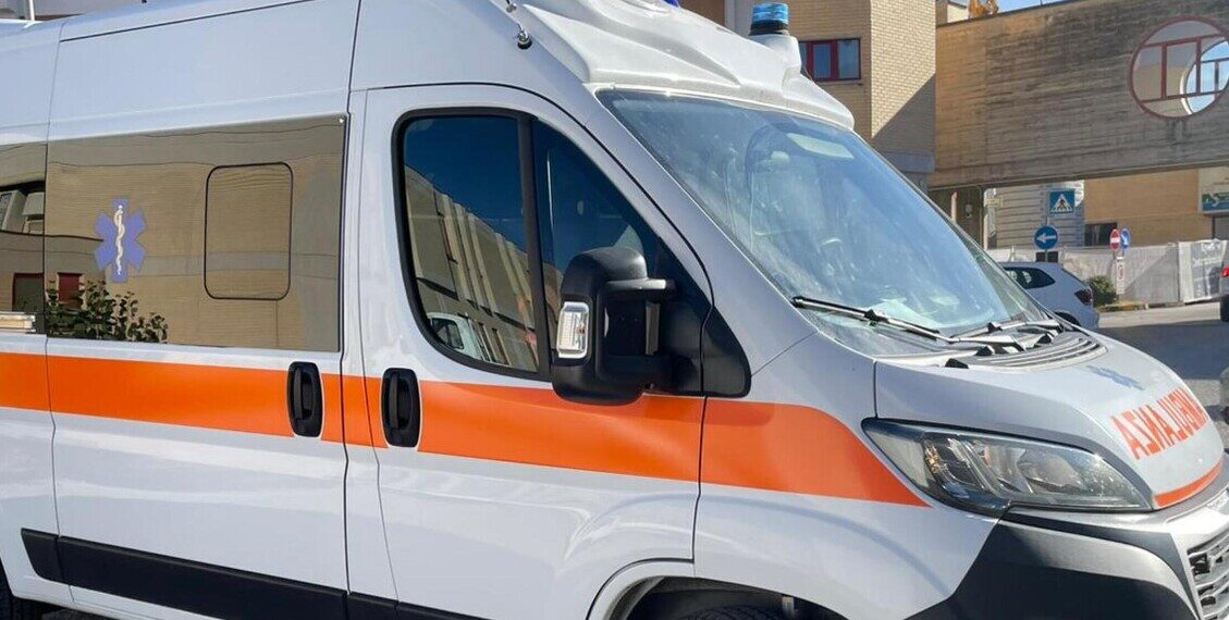 Spingono un’auto in panne e vengono travolti, uno è gravissimo