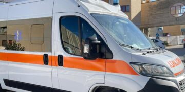 Spingono un’auto in panne e vengono travolti, uno è gravissimo