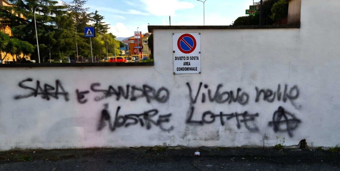 Murales anarchico a Viterbo, ‘Sara e Sandro vivono nelle nostre lotte’