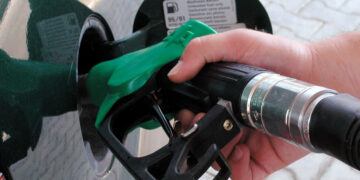 Taglio accise sui carburanti e calo dei prezzi in ritardo, scattano i controlli della GdF