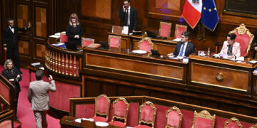 Renzi-Urso, l’Aula del Senato diventa un ring. ‘Il ministro viola il regolamento’