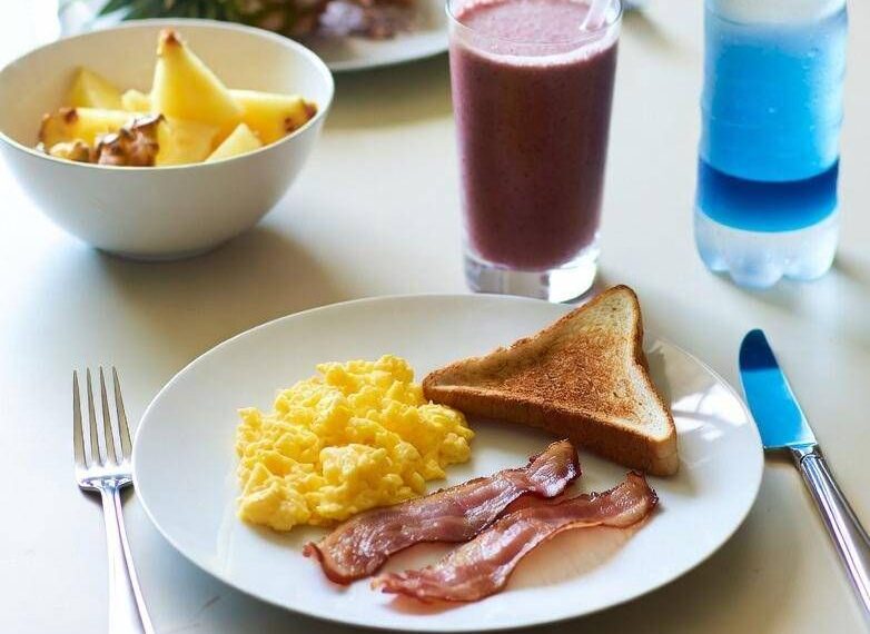 La colazione ideale? Abbondante con fibre o proteine, lo studio spiega perché