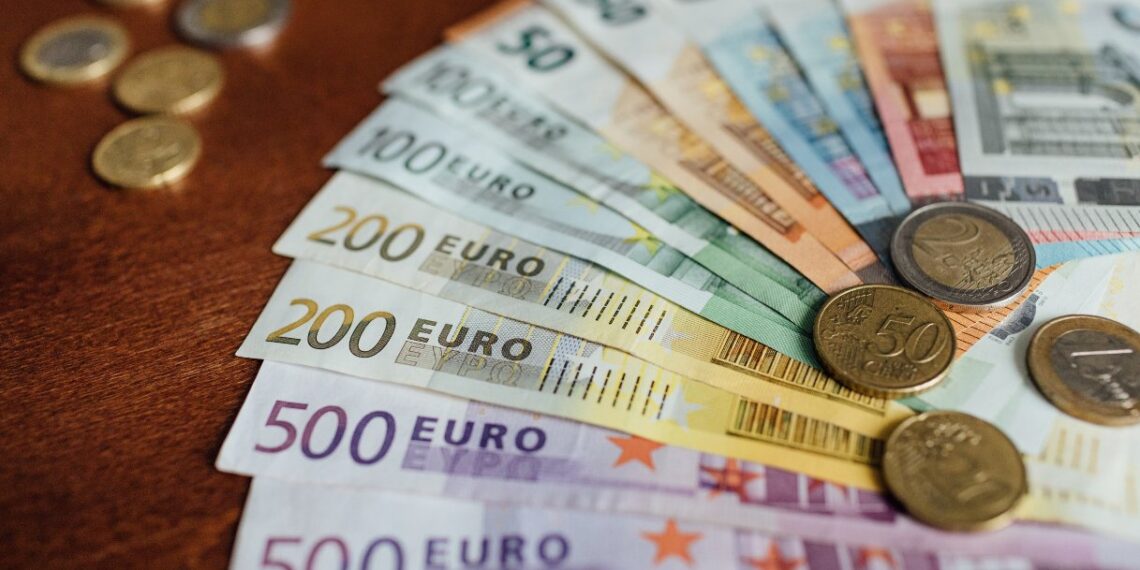 Famiglie italiane più povere causa inflazione, ma i consumi tornano a salire