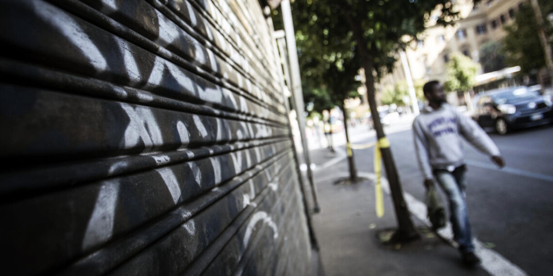 Italia preda della desertificazione commerciale, dal 2012 sono scomparsi 156mila negozi