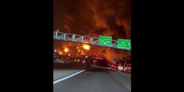 Iran, Teheran brucia: la città è una palla di fuoco