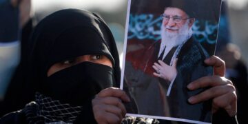 Iran, chi guida il Paese dopo l’uccisione di Khamenei: le 4 figure chiave