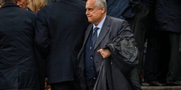 Scritta choc contro Lotito sul muro di una chiesa: “Solo qui sei benvenuto, coi piedi davanti”
