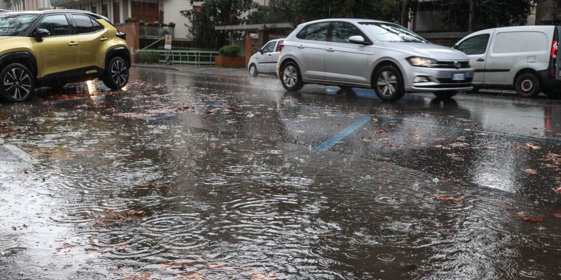 Domenica con maltempo sull’Italia, allerta meteo arancione per Liguria e Lombardia