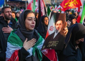 Iran, Mojtaba Khamenei rompe il silenzio: “Voglio vendetta contro Usa, lo stretto di Hormuz resterà chiuso”