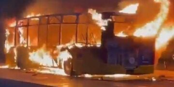 Bus in fiamme in Svizzera, 6 morti a Kerzers: “Un uomo si è dato fuoco”