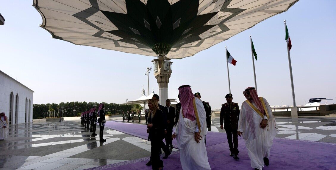 Meloni blinda il governo, poi la missione a sorpresa nel Golfo